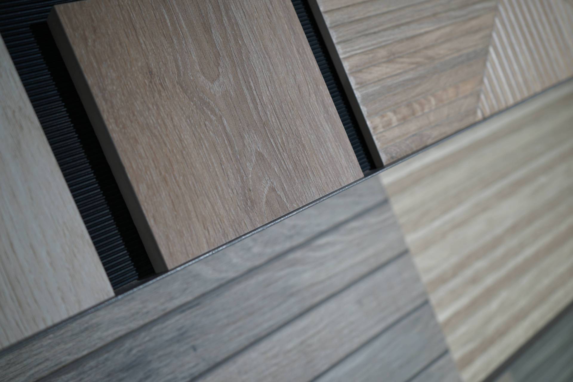 Detail van houtlook tegels en decor houtlook
